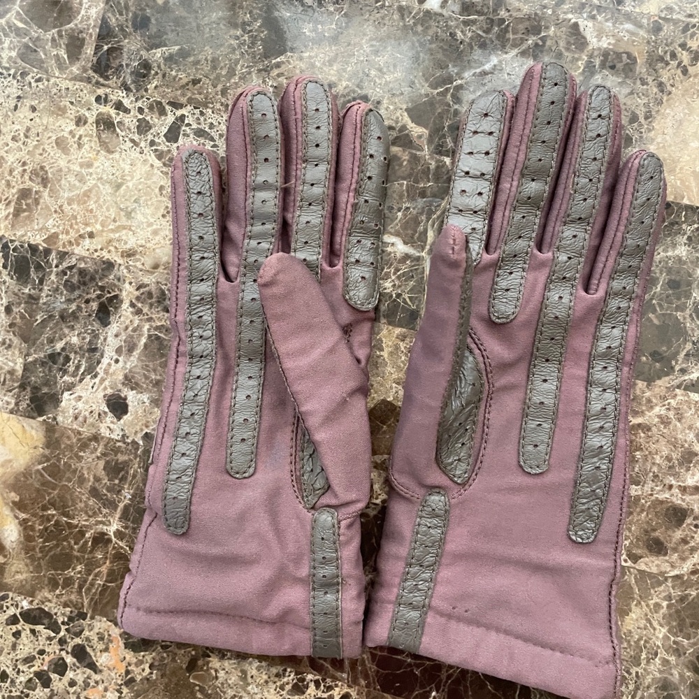 isotoner Plum Fabric Gloves with Gray Trim